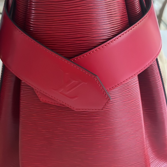 Authentic like new Louis Vuitton epi sac D’Epaule GM red castillan with wallet. - Picture 2 of 14